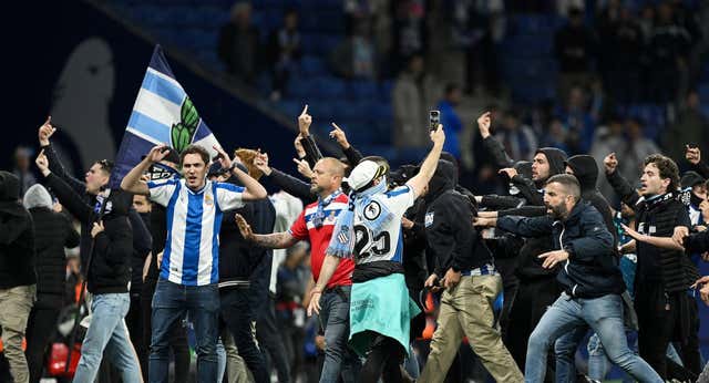 ¡Invasión del césped de Cornellà para impedir que el Barça celebre LaLiga!