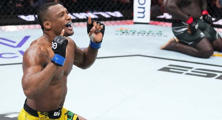 Jailton Almeida celebra su victoria sobre Jairzinho Rozenstruik en el UFC Charlotte.