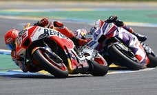 Bezzecchi gana y Marc Márquez pasa de la cara a la cruz en su pelea con Martín