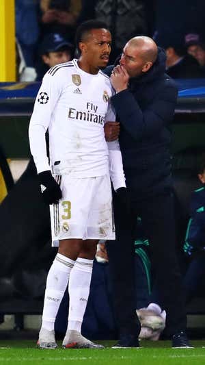 Militao recibe instrucciones de Zidane. Getty