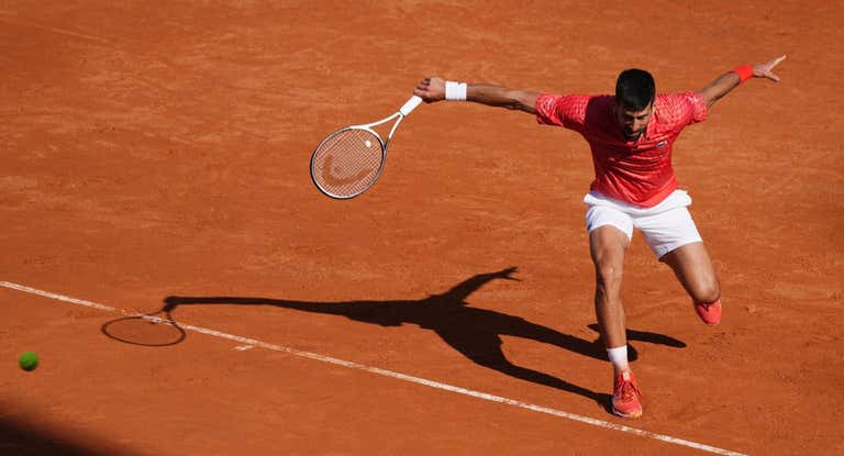 Novak Djokovic devuelve una bola ante Dimitrov.