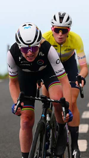 Annemiek van Vleuten ataca en la tercera etapa de la Itzulia Women, con Demi Vollering en su líder.  GETTY IMAGES / DARIO BELINGHERI