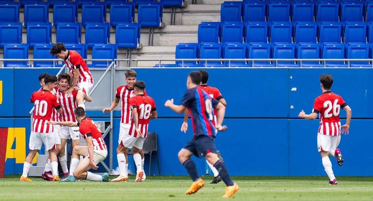 Los jóvenes jugadores del Athletic Juvenil celebran el gol del triunfo ante el Barça.