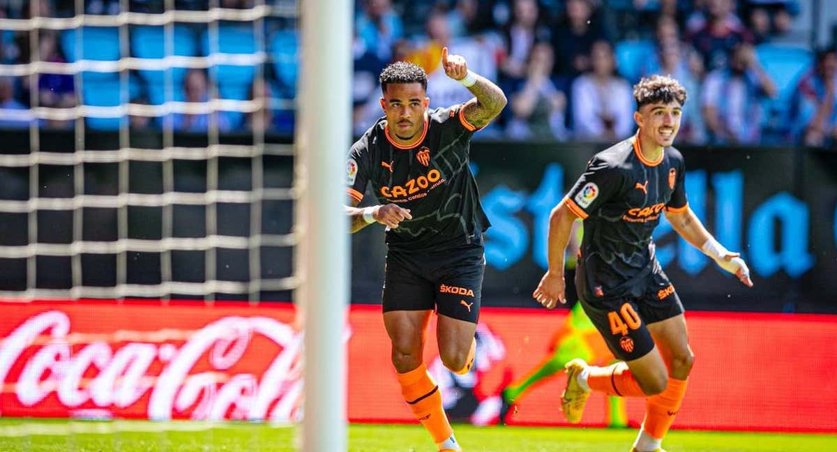 Justin Kluivert celebra el gol en Vigo. /Valencia C.F