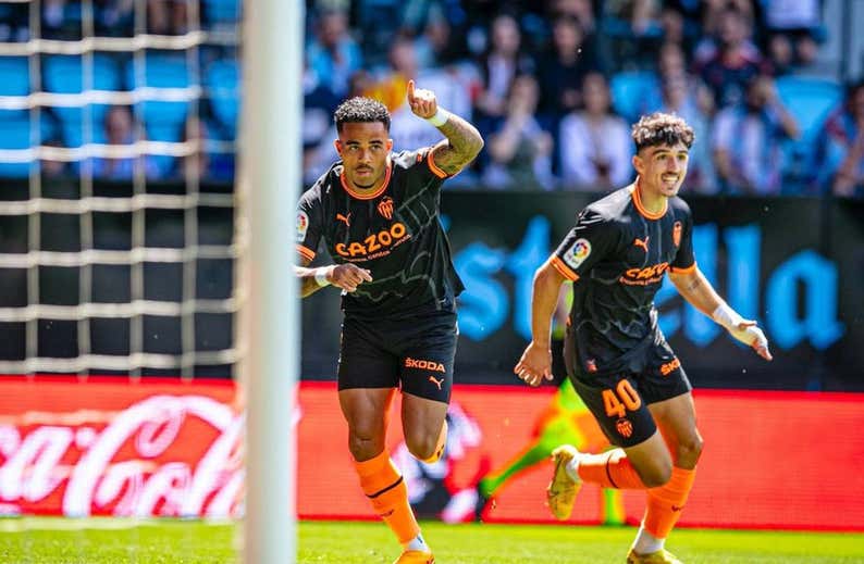 El vestuario alucina con Kluivert y él es contundente: «Me quiero quedar en el Valencia»