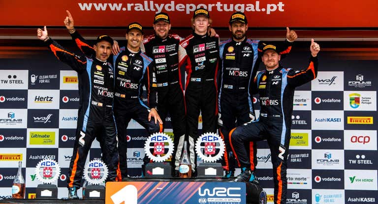 Podio final del Rally de Portugal 2023 del Mundial de Rallies, con Dani Sordo, Kalle Rovanperä y Esapekka Lappi.