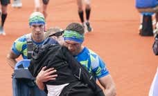 La imagen más emotiva en la lucha contra la ELA: Kevin Sinfield termina la Maratón de Leeds con Rob Burrow en brazos