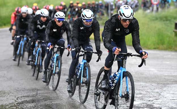 Carlos Verona lidera la fila de Movistar Team en la décima etapa del Giro de Italia 2023.  MOVISTAR TEAM / @GETTYSPORT