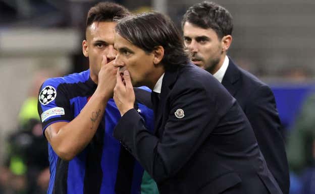 Lautaro e Inzaghi hablan durante el encuentro.  EFE