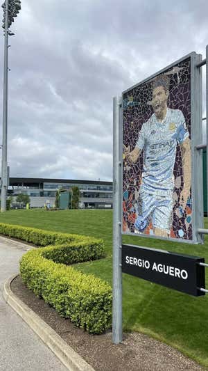 Mosaico de Agüero en la ciudad deportiva del Manchester City. Relevo