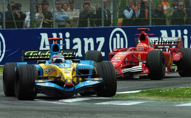 Alonso por delante de Schumacher, en Imola.  AP
