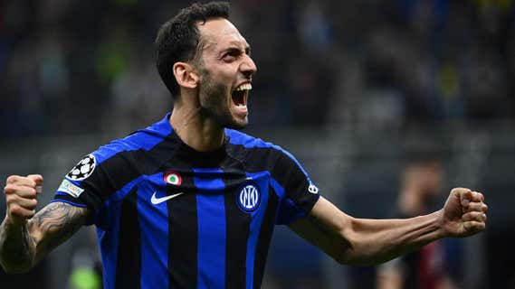 Hakan Calhanoglu celebra el triunfo del Inter en las semifinales de la Champions. /AFP