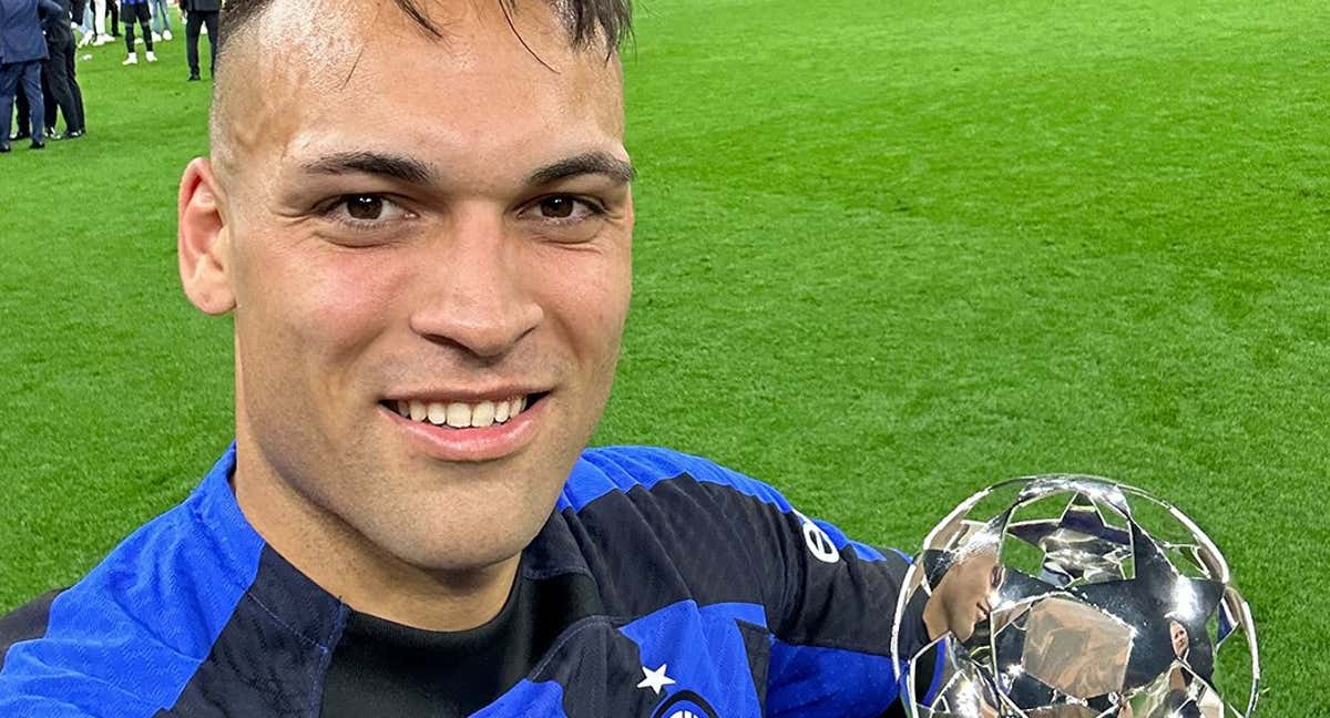 Lautaro Martínez con el premio de MVP./@championsleague