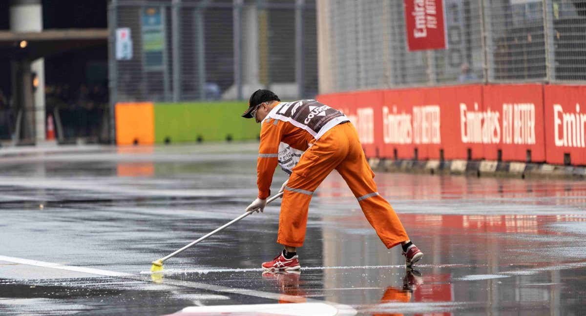 Un operario intenta evacuar agua de la pista en GP de Singapur de 2022, el último con lluvias importantes