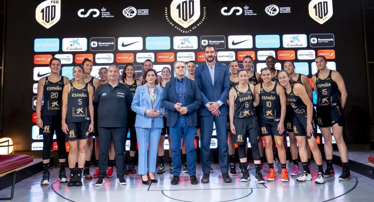 Foto de familia de la Selección en su presentación de cara al Eurobasket 2023. /FEB