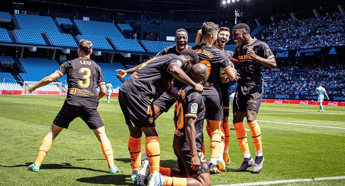 Los jugadores del Valencia celebran el triunfo en Vigo. /Valencia C.F