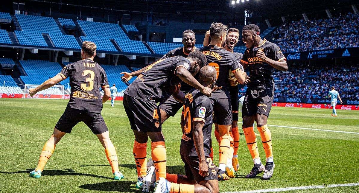 Los jugadores del Valencia celebran el triunfo en Vigo.