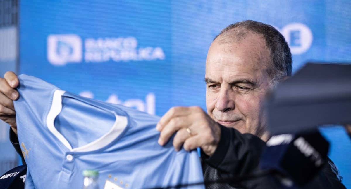 Bielsa posa con la Celeste. /@Uruguay