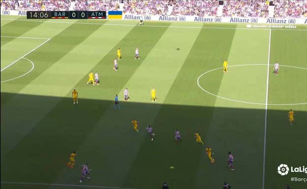 Situación de recepción de Carrasco, uno de los más desequilibrantes de LaLiga, en la que Koundé se adelanta para cortarle el espacio.