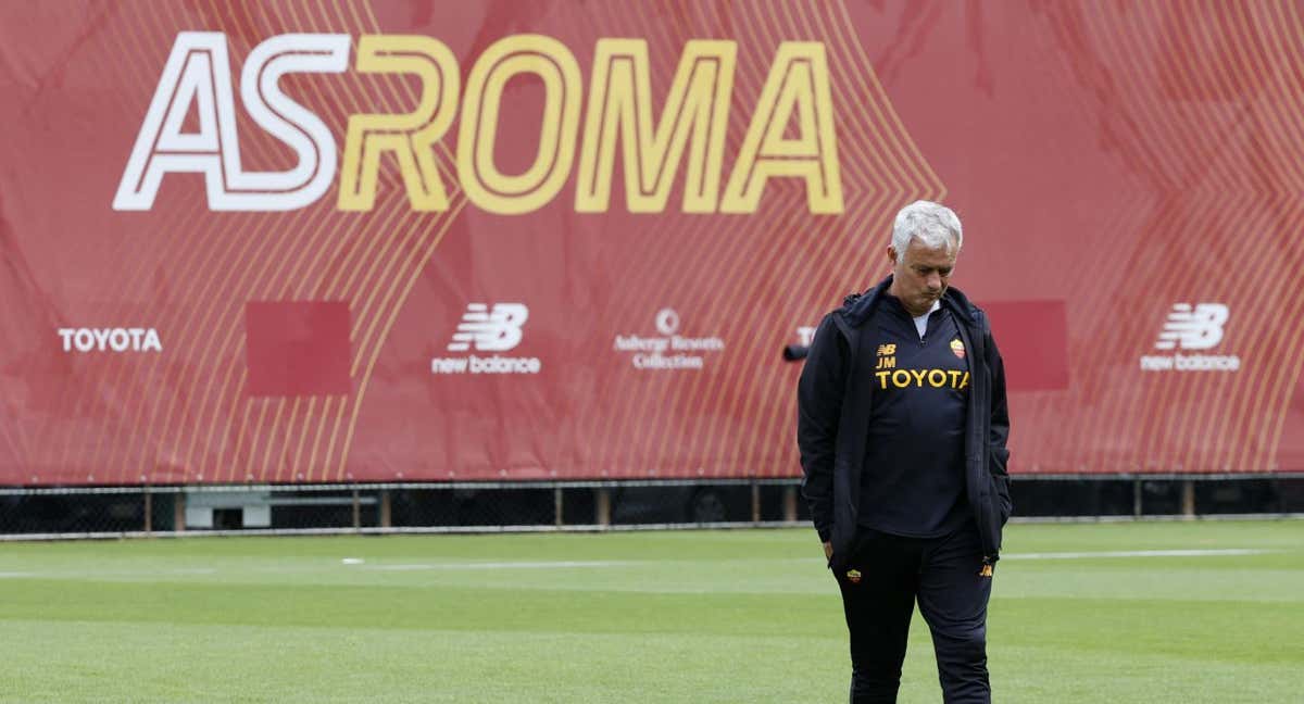 Mourinho durante un entrenamiento de la Roma. /REUTERS