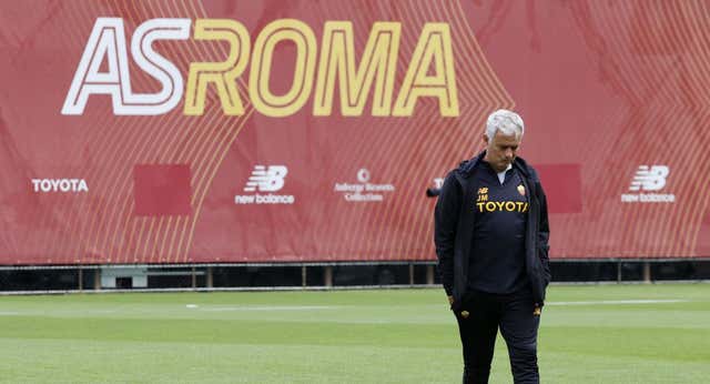 Mourinho: «Tiene más valor un equipo preparado para jugar 14 partidos de Europa League que uno que viene de Champions»