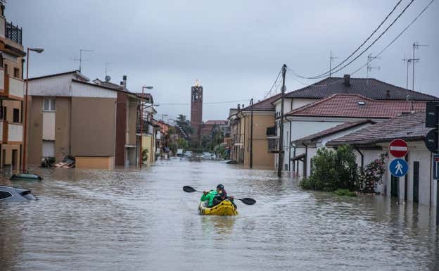 Una mujer, estos días por las calles de la región Emilia-Romaña.