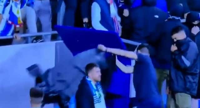 Mediapro denuncia al aficionado del Espanyol que rompió una cámara durante la invasión