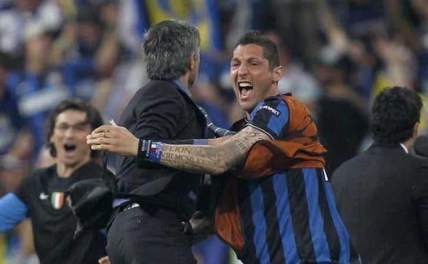 Mourinho y Materazzi celebran un gol. REUTERS