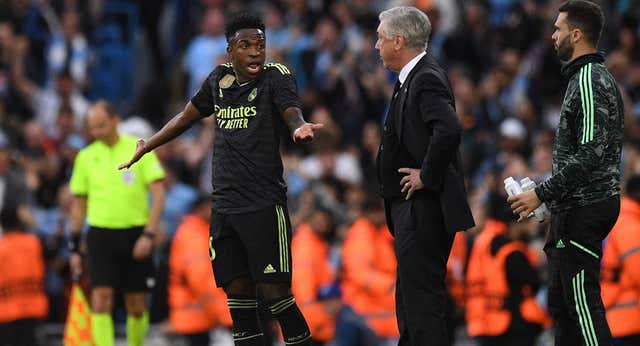 Un Madrid irreconocible: 25 pases en 23 minutos, Vinicius enfadado y corrillo tras el gol de Bernardo Silva