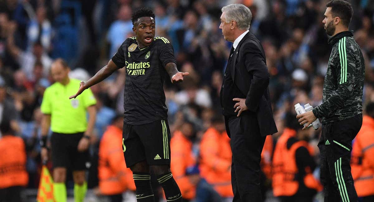 Ancelotti y Vinicius discuten en mitad del partido de esta noche.