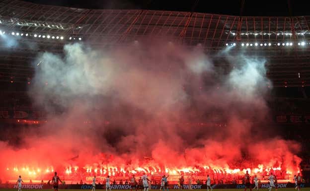 Los aficionados del Leverkusen obligaron a que el partido pare unos minutos.  EFE
