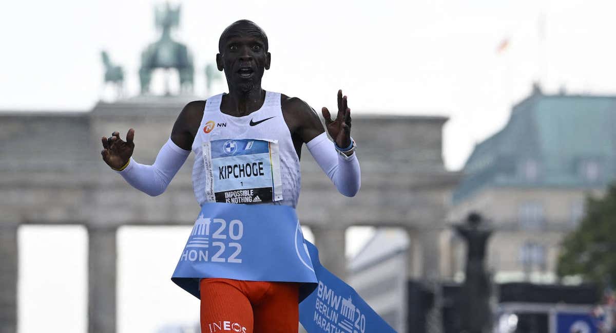 Eliud Kipchoge, el año pasado, tras batir el récord del mundo de maratón. /EFE