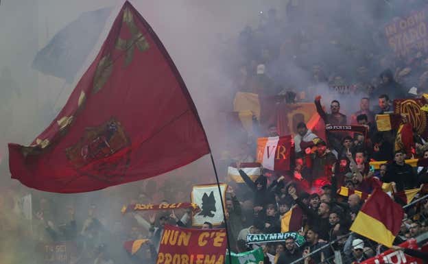 La afición romanista desplazada a Leverkusen.  EFE