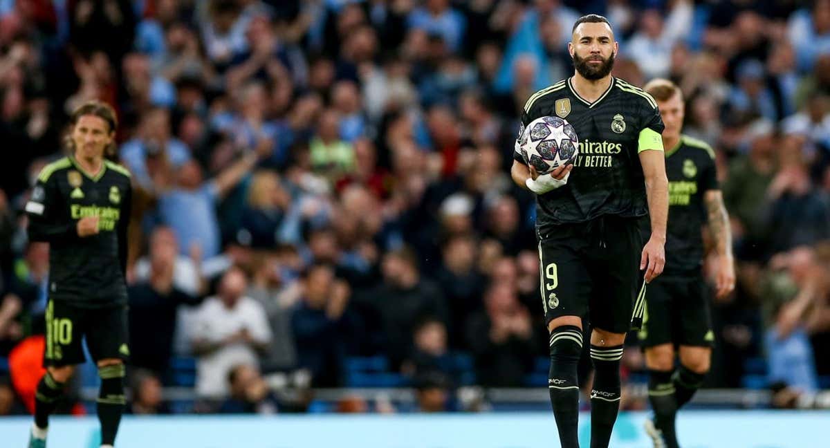 Benzema, Modric y Kroos, cabizbajos durante la derrota contra el Manchester City. /EFE