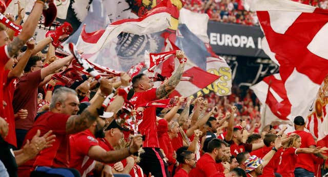 Por qué toda la afición del Sevilla vistió de rojo en la vuelta de la Europa League contra la Juventus