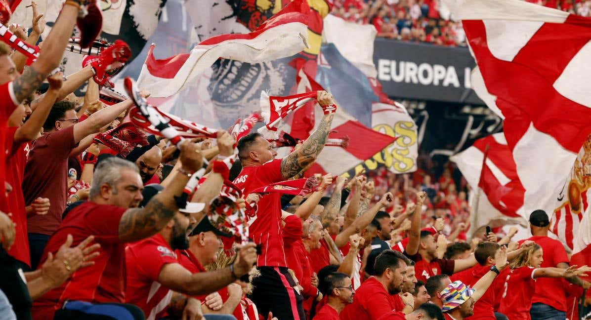 Aficionados del Sevilla portan camisetas rojas durante el partido de vuelta contra la Juventus.