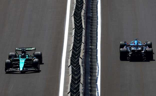 Lance Stroll pasa por delante de uno de los Alpine en el GP de Azerbaiyán 2023 de F1.  Getty Images
