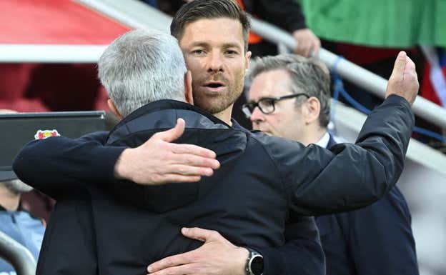 Mourinho y Xabi Alonso antes de iniciar el partido.  AFP