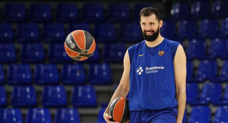 Nikola Mirotic mira el balón de la Euroliga.