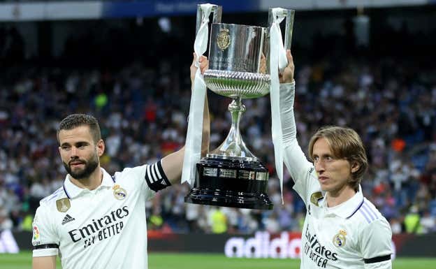 Nacho y Modric ofrecen la Copa ante el Getafe. REUTERS