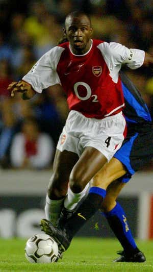 Patrick Vieria con el pecho de su camiseta cubierto por Vicks VapRub durante un partido con el Arsenal.   AFP