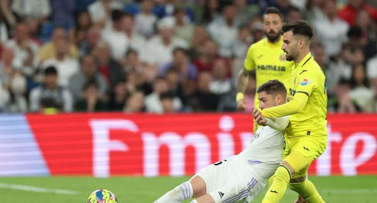 Valverde y Baena pugnan por un balón en el partido liguero entre Real Madrid y Villarreal. /AFP