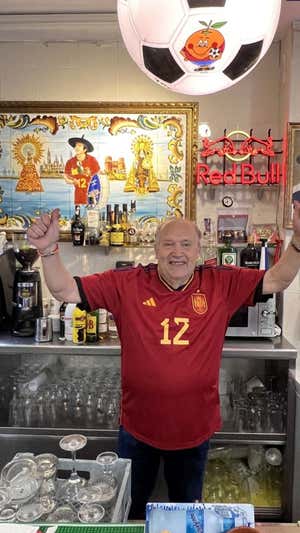 Manolo, en el bar que ya no regenta.  Relevo