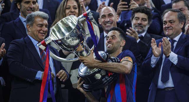 ¿Por qué se le dan dos copas al campeón de Liga en España?