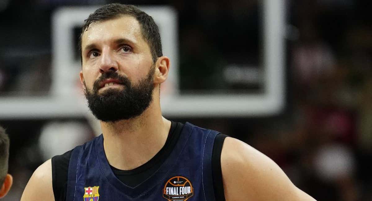 Mirotic se lamenta tras la derrota ante el Madrid.