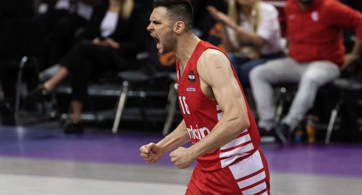 Kostas Papanikolau celebra una canasta ante el Monaco./Getty Images