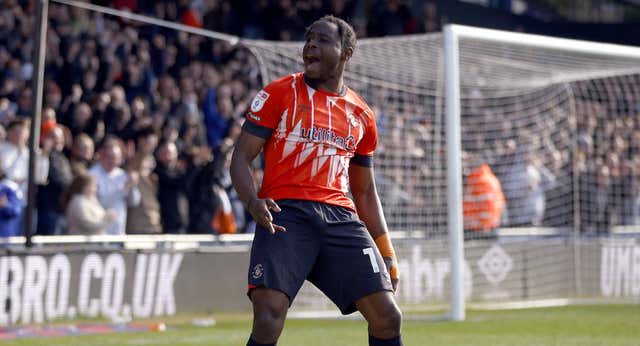 Desde el fútbol no profesional con el Luton: Mpanzu roza la Premier con una trayectoria histórica