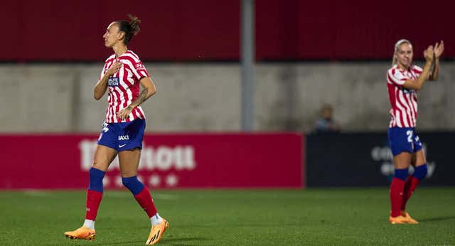 Un pasillo y muchas lágrimas en la despedida de la afición del Atlético a Virginia Torrecilla