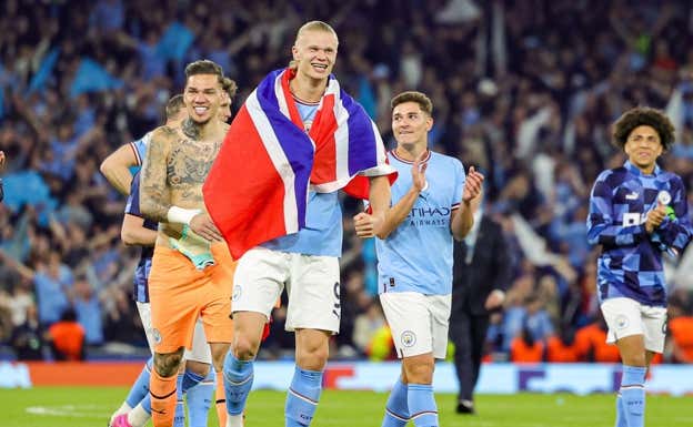 Los jugadores del City celebran una victoria.  EP