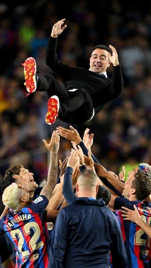Xavi fue manteado por sus jugadores. GETTY